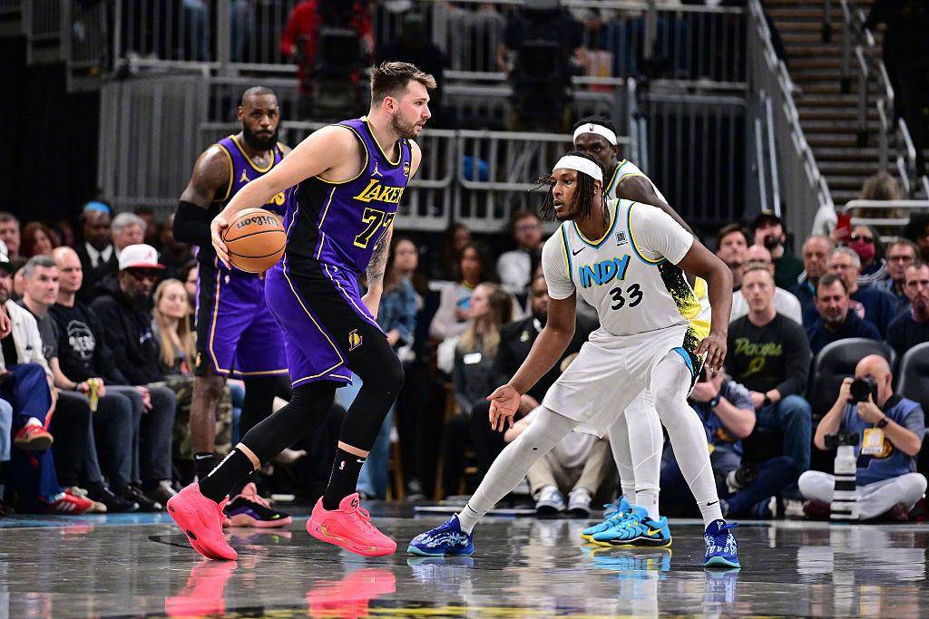 MK体育APP-湖人双枪再现！詹姆斯戴维斯携手压哨绝杀(詹姆斯和戴维斯伤势最新情况)