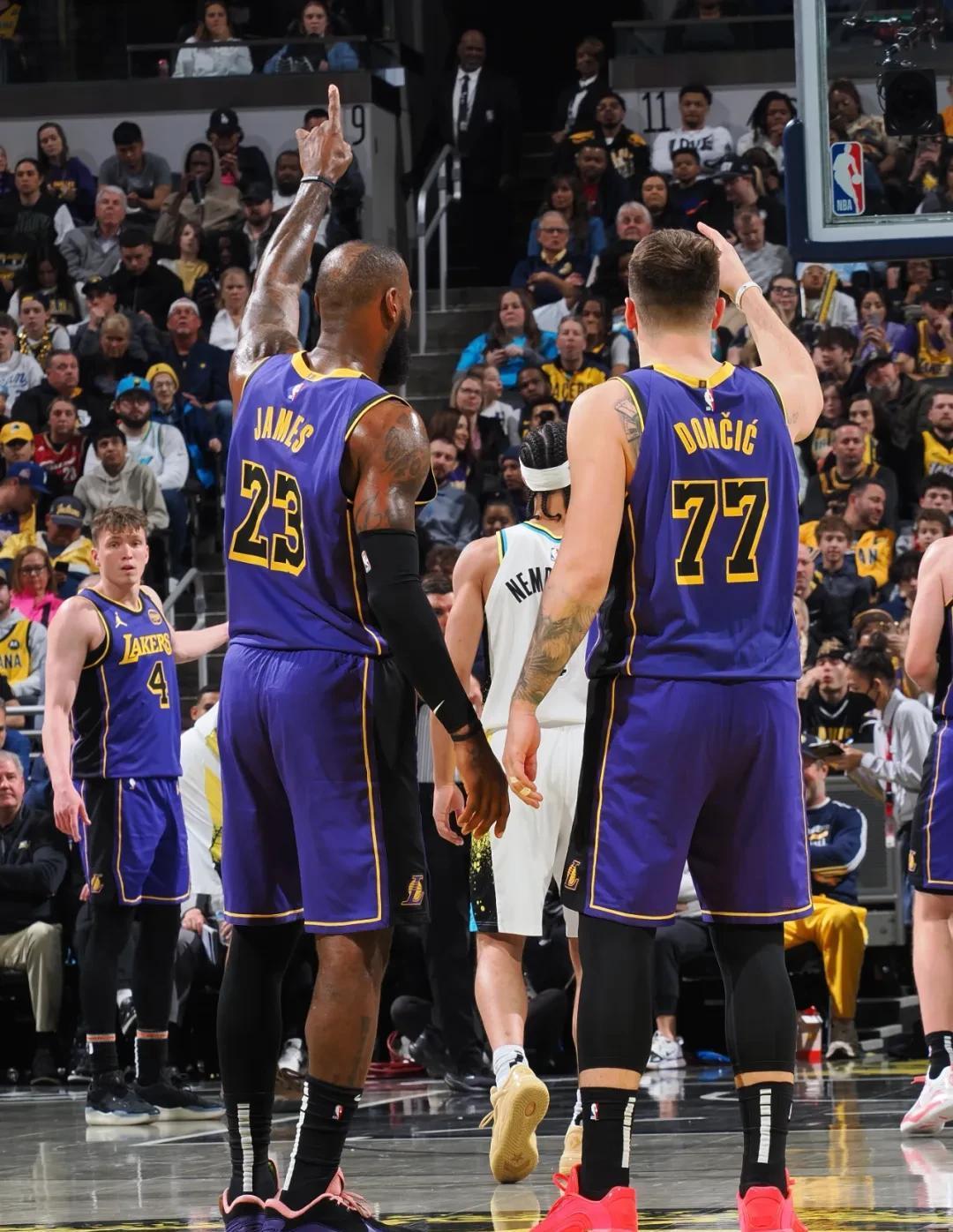 MK体育APP-湖人双枪再现！詹姆斯戴维斯携手压哨绝杀(詹姆斯和戴维斯伤势最新情况)