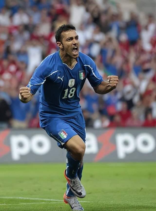 MK体育娱乐-传奇球星宣布退役，铁杆粉丝感慨不已